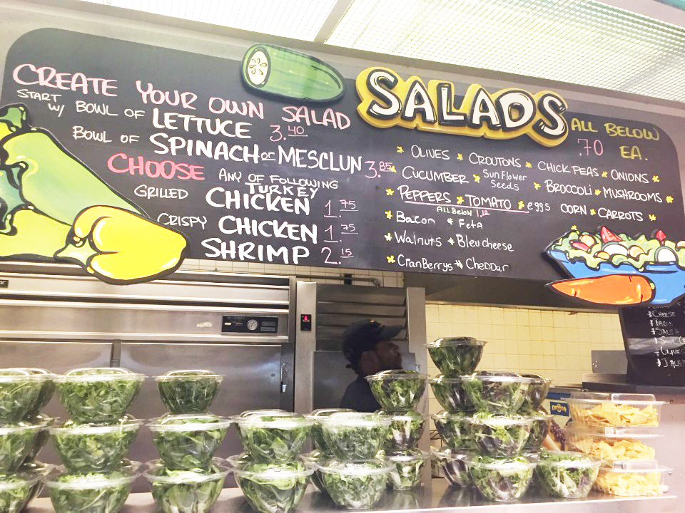 ボロウ・オブ・マンハッタン・コミュニティ大学の学食サラダ売り場