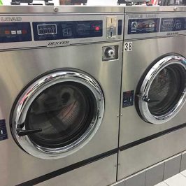 ニューヨークのランドリー「Golden 44 Laundromat」の洗濯機の写真(700×500）