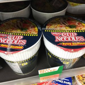 カップヌードルのスパイシーシーフード味もありました。値段は約84円（33ペソ）