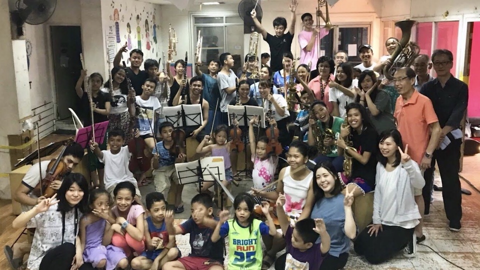 スラム街に住む子供に音楽を教える活動をしている日本人の方と。